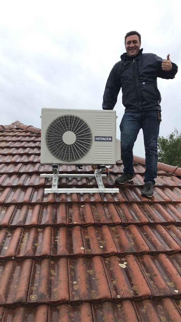Mathieu Maurin, fondateur Easy Calo, sur un chantier d'installation de pompe à chaleur à Bourg-Saint-Christophe